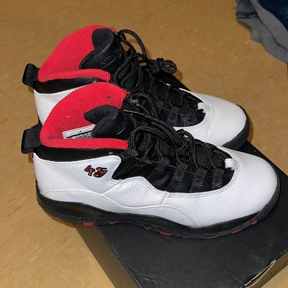 Gently used kids jordan 10 (45) - Picture 2 of 4